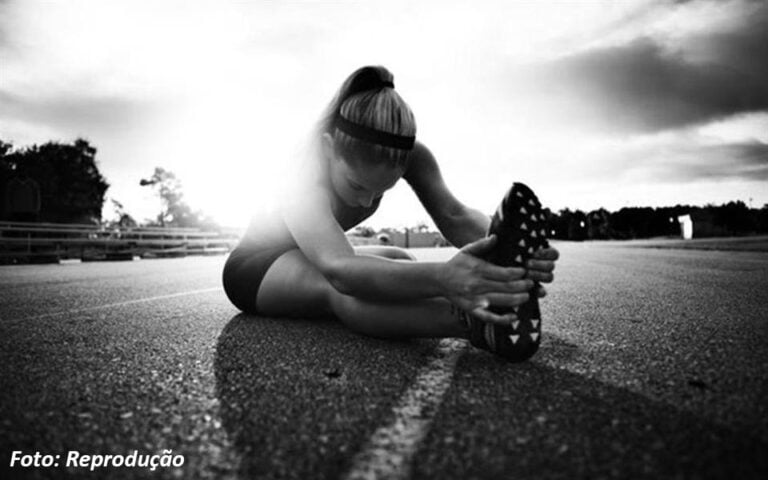 Atleta realizado alongamento para correr.
