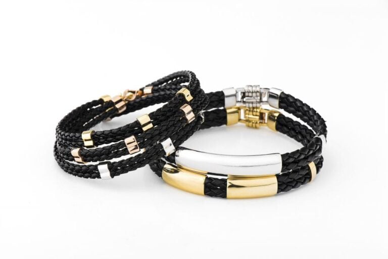 Pulseira de couro com detalhes em ouro