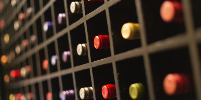 foto de vinhos guardados em prateleiras