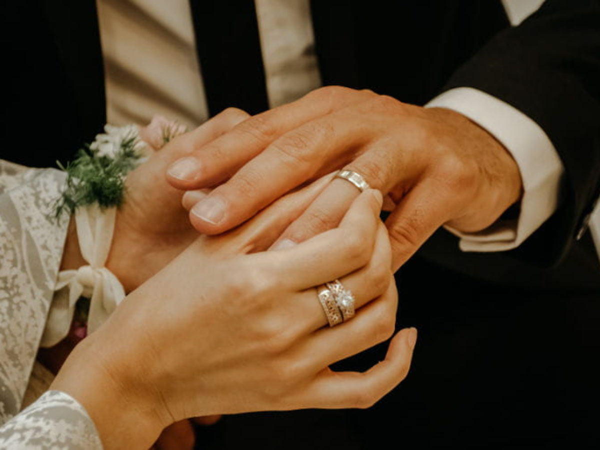 Em qual dedo os chineses usam as alianças de casamento? Em qual dedo os chineses usam as alianças de casamento?