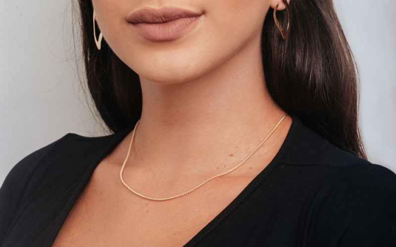 blog correntes feminina Moça de blusa preta com corrente fina de ouro