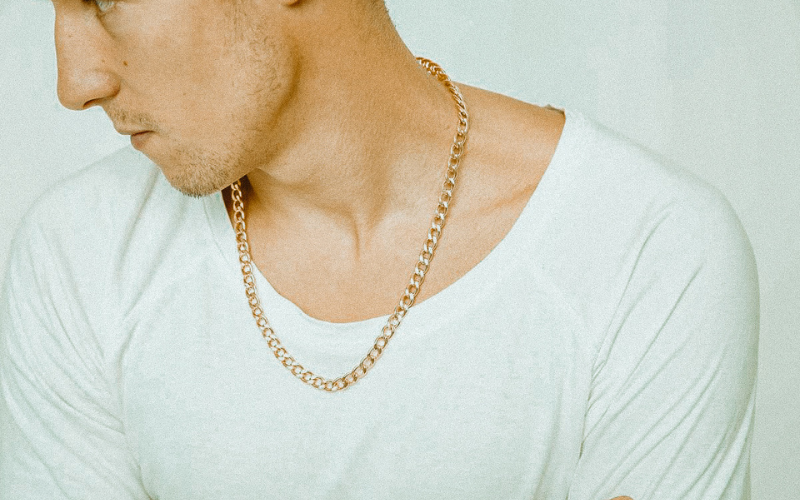 blog correntes Homem de camiseta branco com corrente grossa de ouro