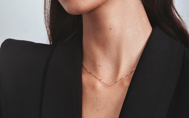 blog correntes mulher de blazer preto com gargantilha de ouro fina