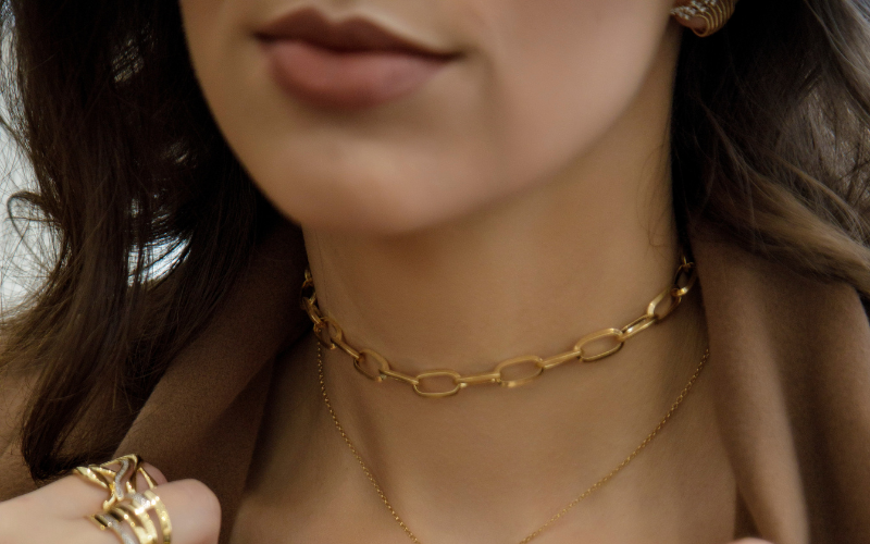 blog correntes Moça com gargantilha de ouro.
