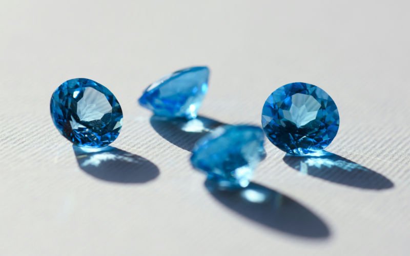 Pedras de topázio azul lapidadas.