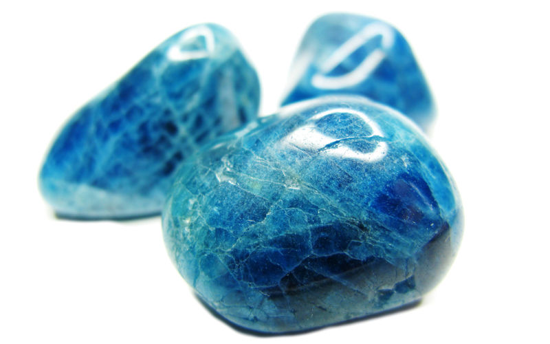 Vista de frente de uma pedra semipreciosa azul chamada apatita