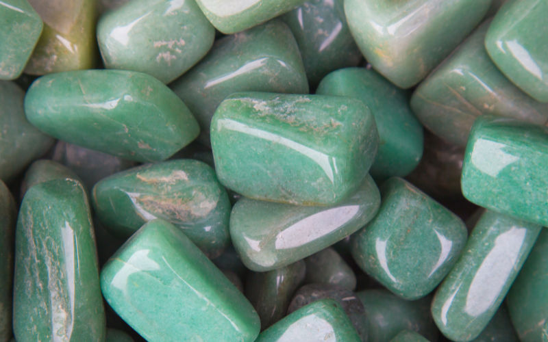 Vista de frente de pedras semipreciosas em verde chamadas de Jadeíta