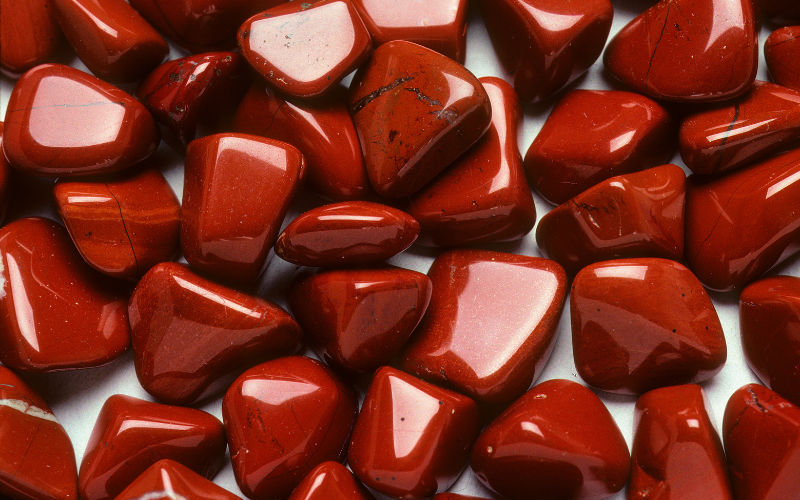 Vista de frente de pedras semipreciosas em vermelho chamadas de Jaspe
