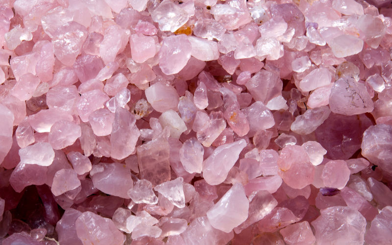 Vista de frente de pedras semipreciosas  chamadas de quartzo rosa