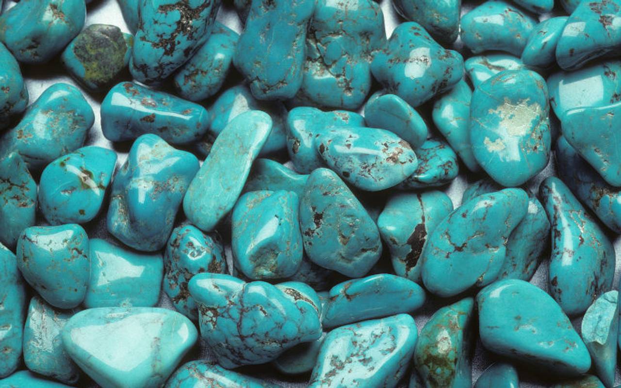 Vista de frente de pedras semipreciosas em azul chamadas de turquesa