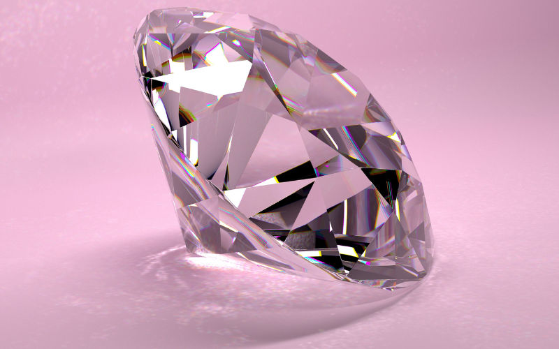 Vista lateral de um diamante transaparente deitado em um fundo roxo